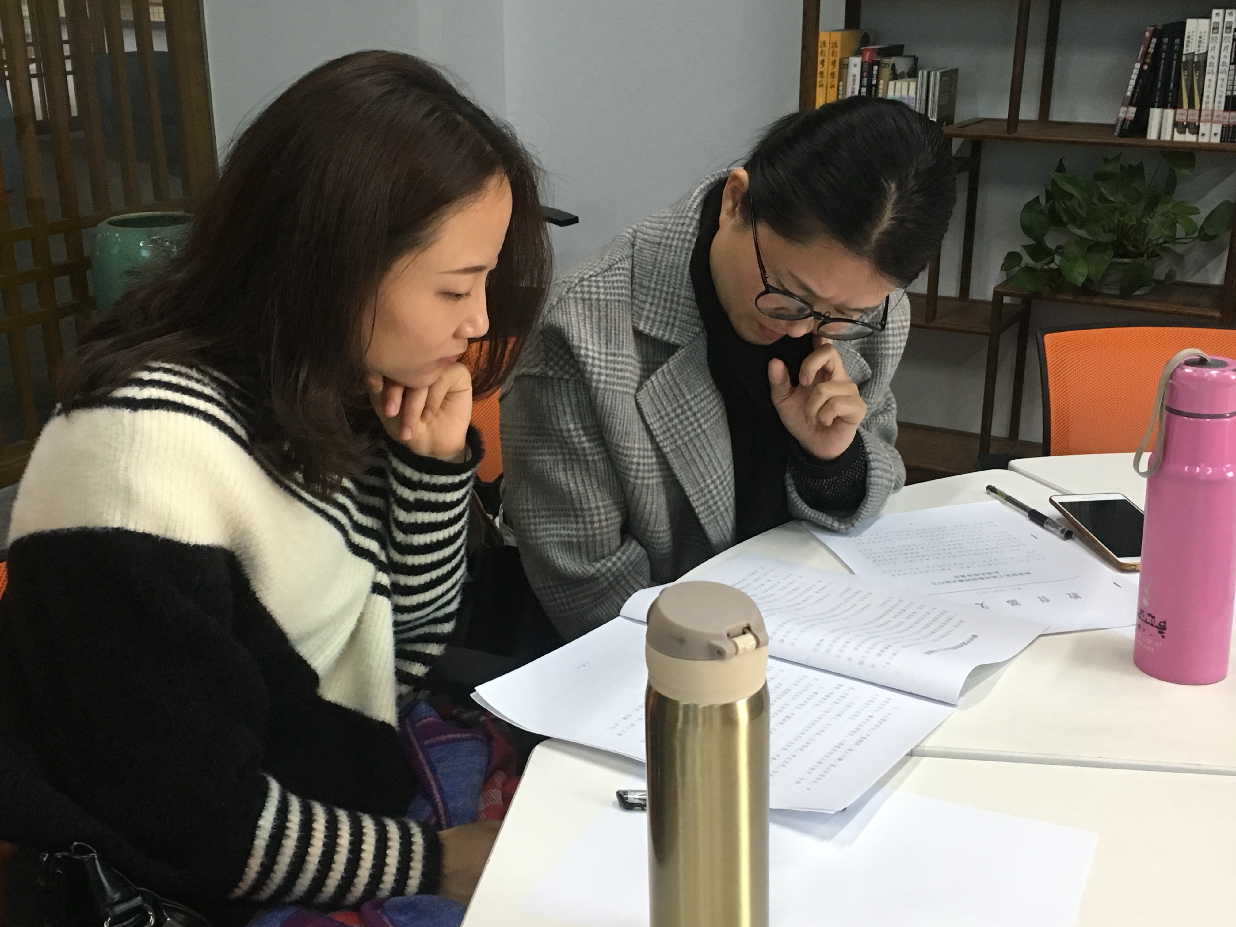 老师认真学习文件.JPG 老师认真学习文件.JPG